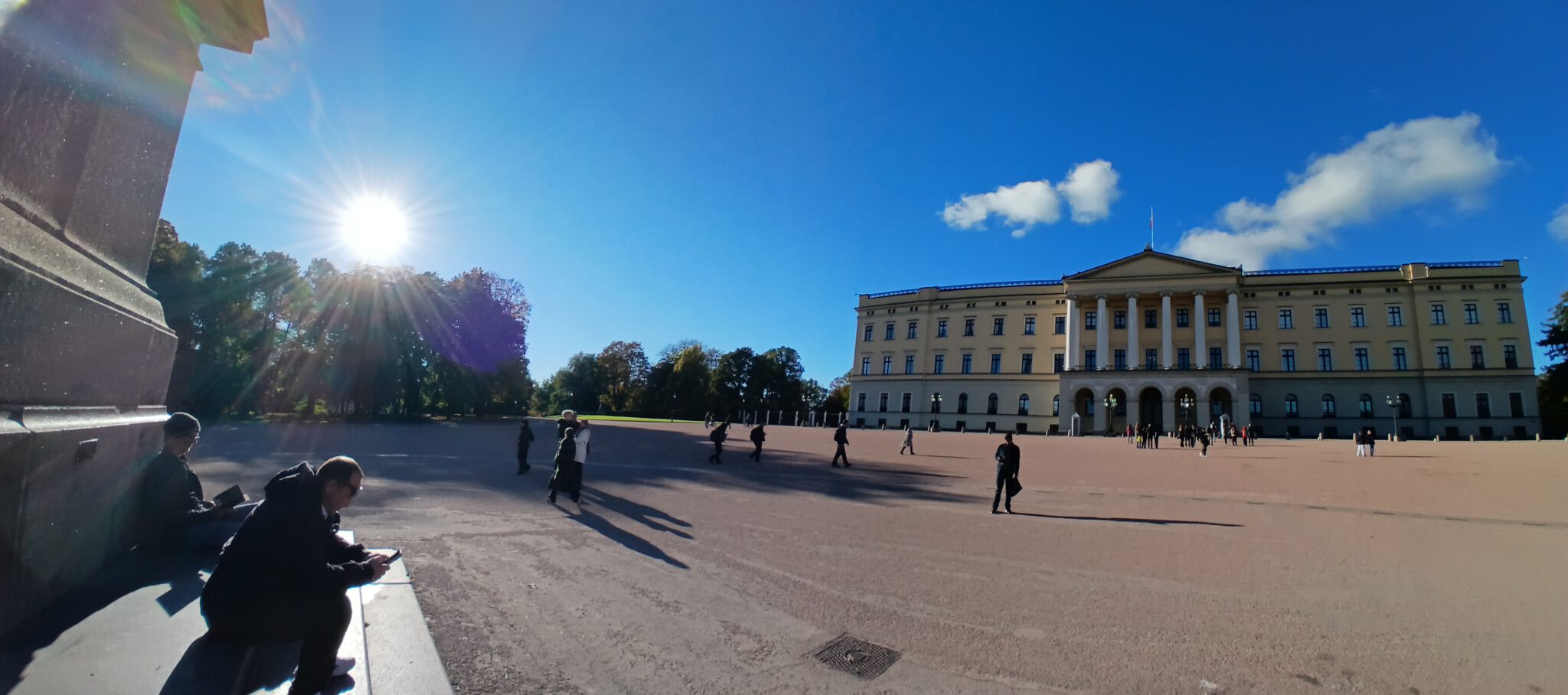 Oslo Das gelbe Königliche Schloss in Oslo mit Säulenportal, davor ein weiter Platz in der Herbstsonne