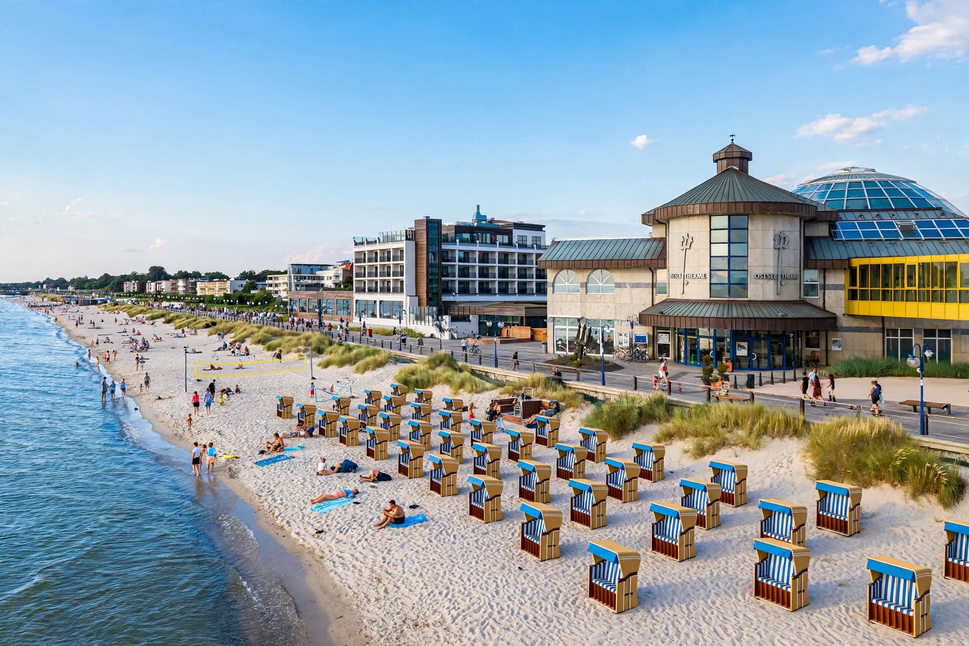 Sandstrand mit Dünengras an der Ostsee