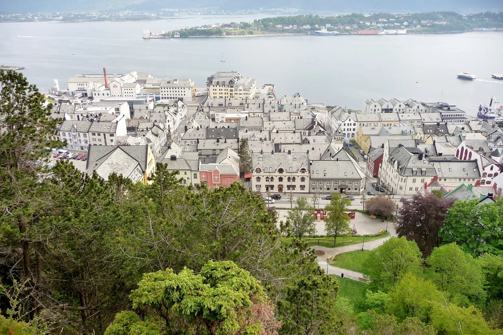 Blick vom Aussichtsberg Aksla auf die Dächer und den Hafen von Ålesund