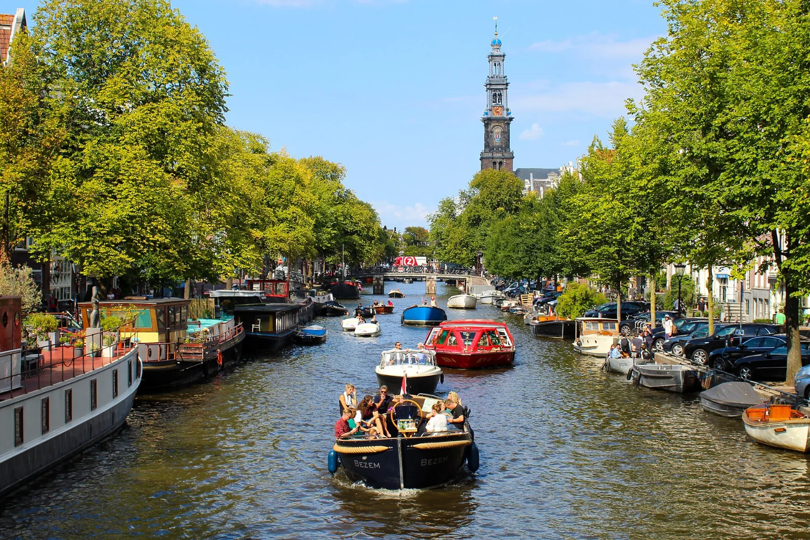 Amsterdam Eine Gracht mit Booten in Amsterdam