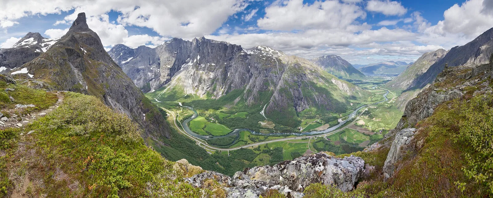 Blick auf das Tal Romsdalen mit Åndalsnes am Fjord und steilen Bergen