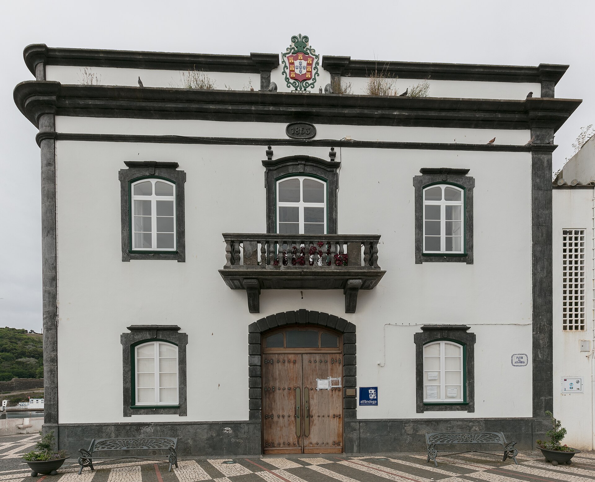 Terceira: Insel-Guide Zollgebäude in Angra do Heroísmo