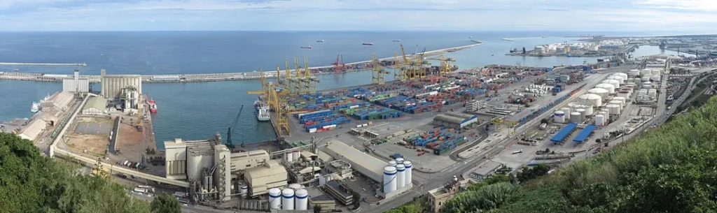 Barcelona Kreuzfahrtschiff im Hafen von Barcelona
