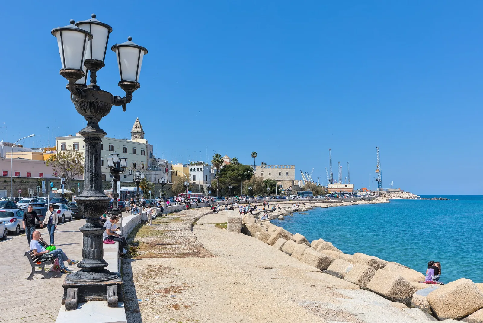 Bari Bari mit Altstadt und Hafen im Sonnenschein