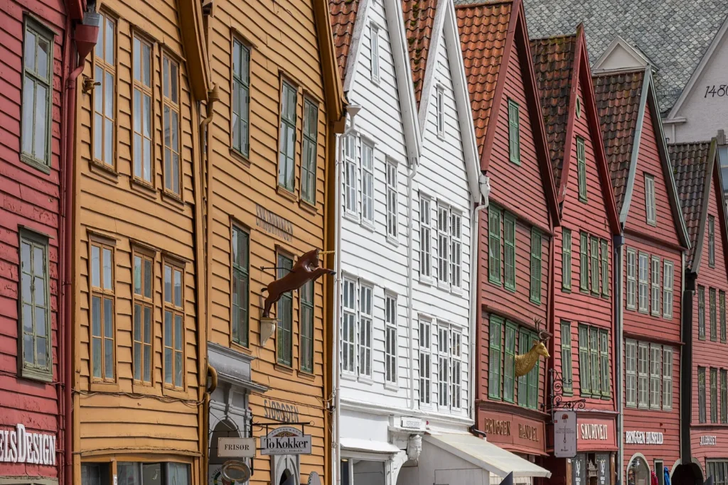 Bergen Fassaden der alten Hansehäuser in Bryggen