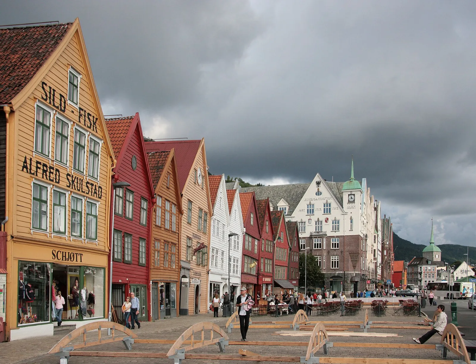 Bergen Die bunten Holzhäuser von Bryggen am Hafen von Bergen