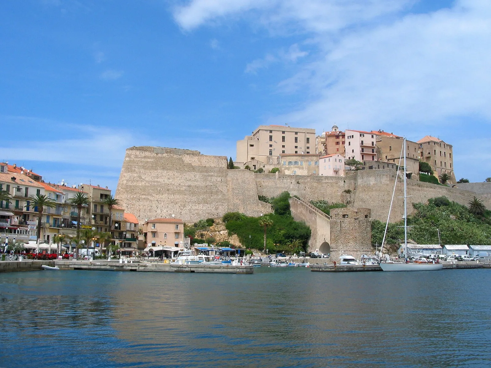 Zitadelle von Calvi vom Meer aus gesehen