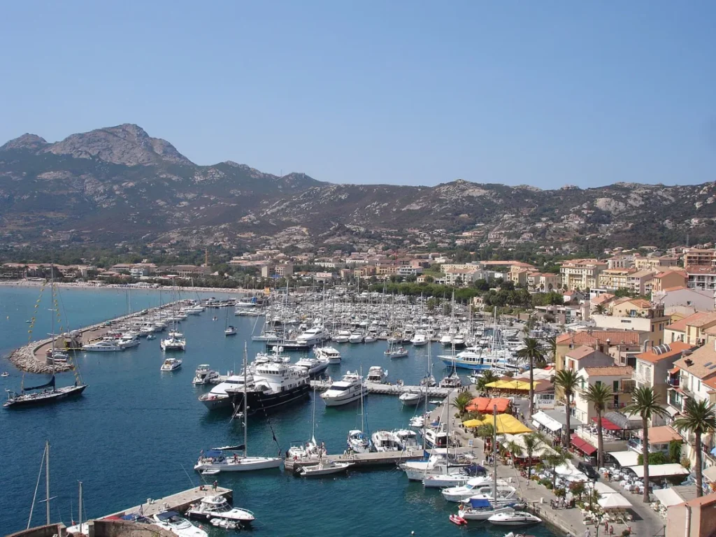 Hafen von Calvi mit Booten