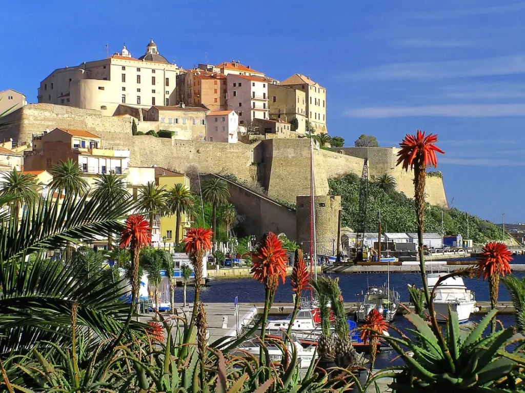 Strand von Calvi in Calvi (Korsika)