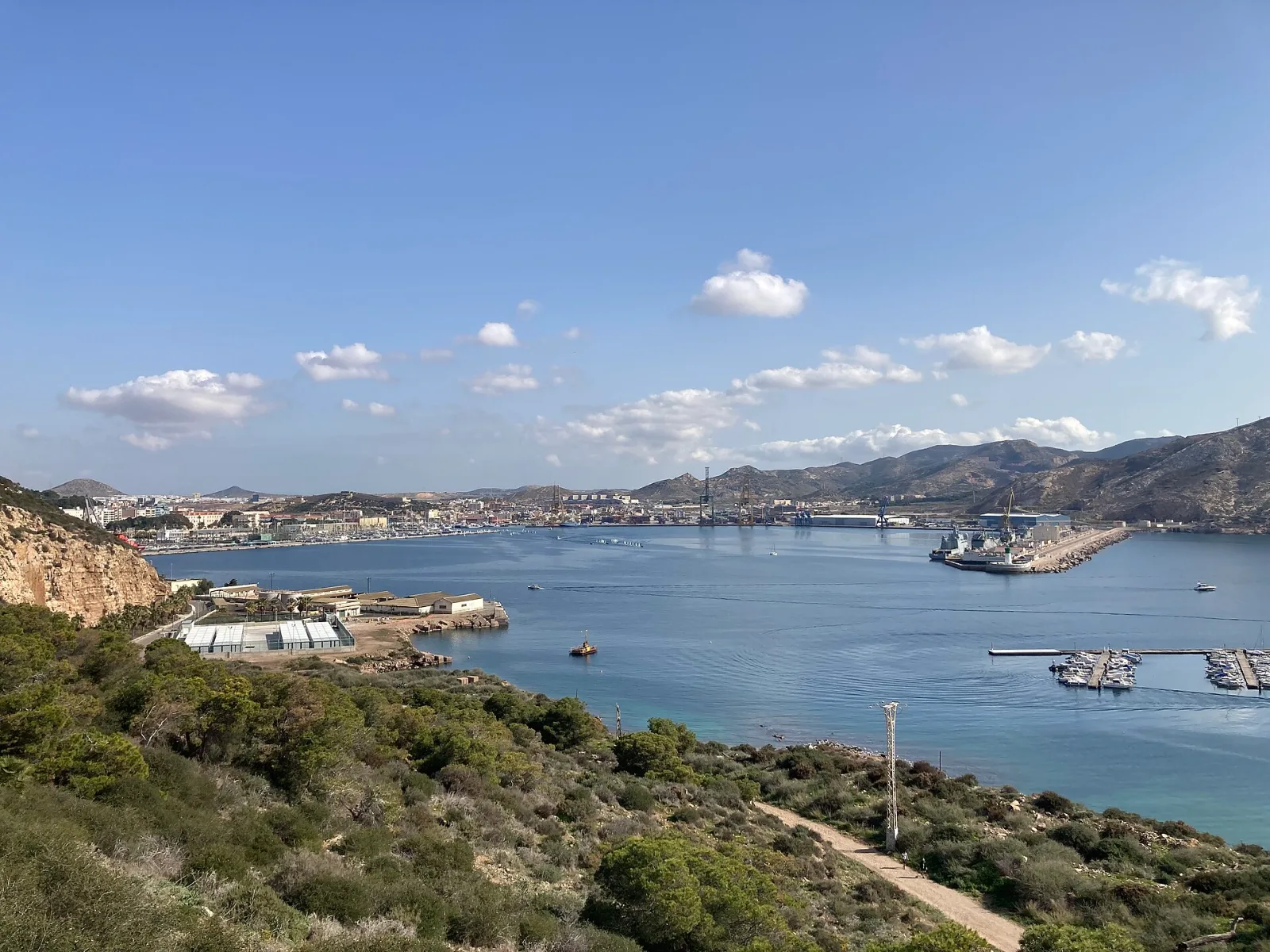 Cartagena Hafen von Cartagena in der Sonne