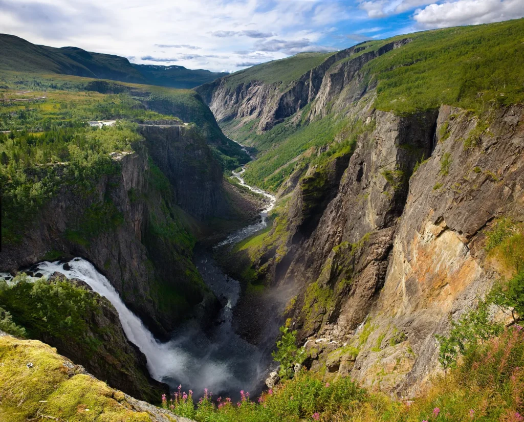 Eidfjord Der Wasserfall Vøringsfossen stürzt in eine Schlucht