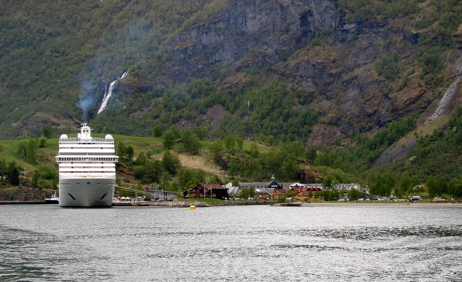 Ein Kreuzfahrtschiff im Aurlandsfjord vor Flåm