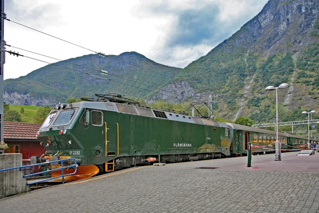 Die Flåmsbana im Bahnhof von Flåm