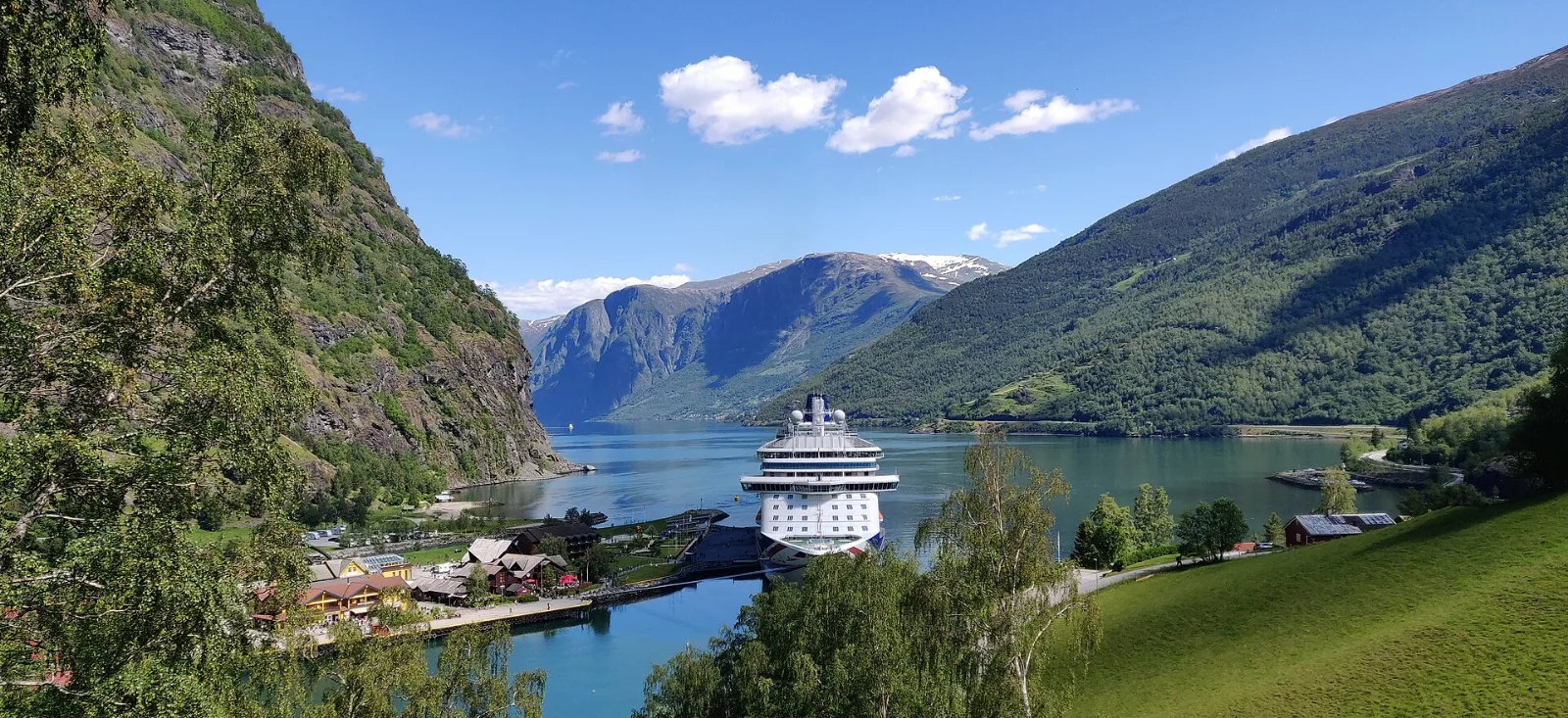 Flåm Der Fjord bei Flåm mit Kreuzfahrtschiff