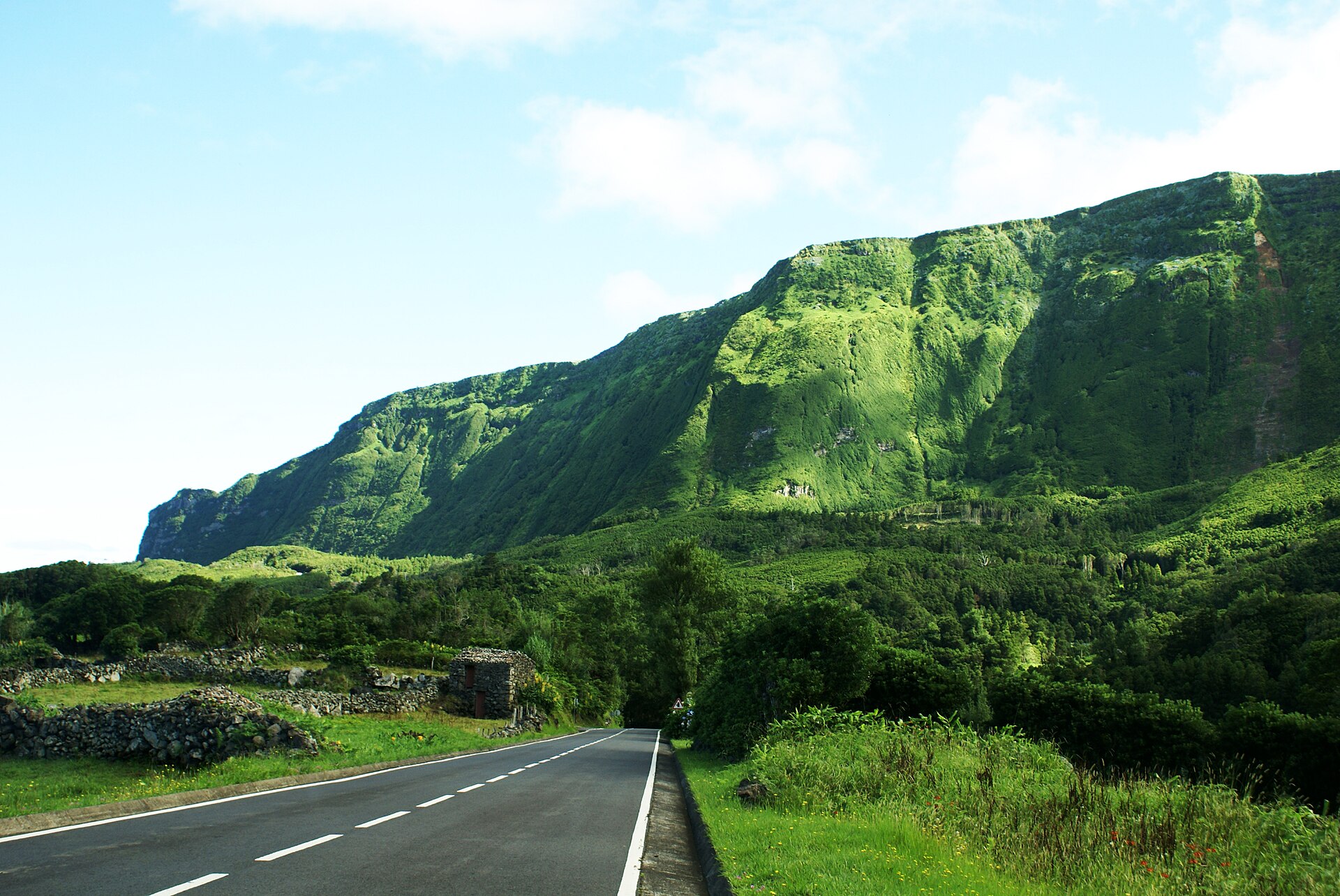 Azoren: Inseln, Häfen und Landgänge Küste bei Fajã Grande auf Flores