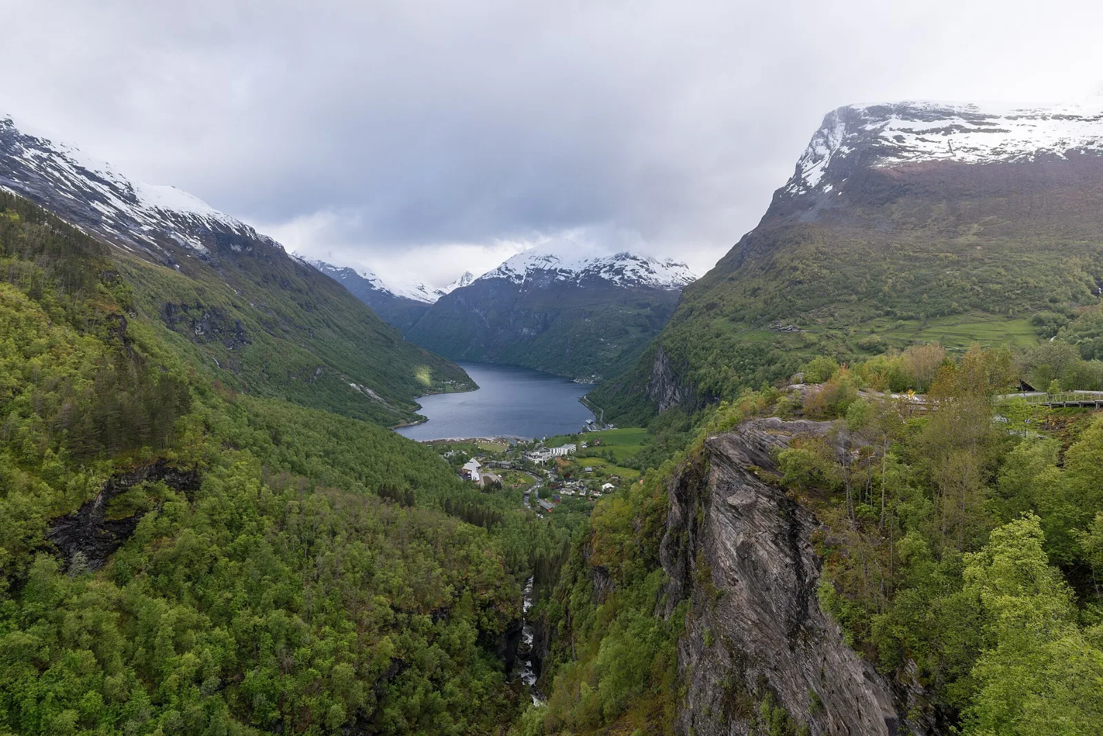 Geiranger Blick vom Aussichtspunkt Flydalsjuvet auf Geiranger und den Fjord