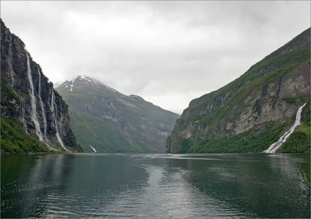 Geiranger Die Wasserfälle Sieben Schwestern und Der Freier am Geirangerfjord