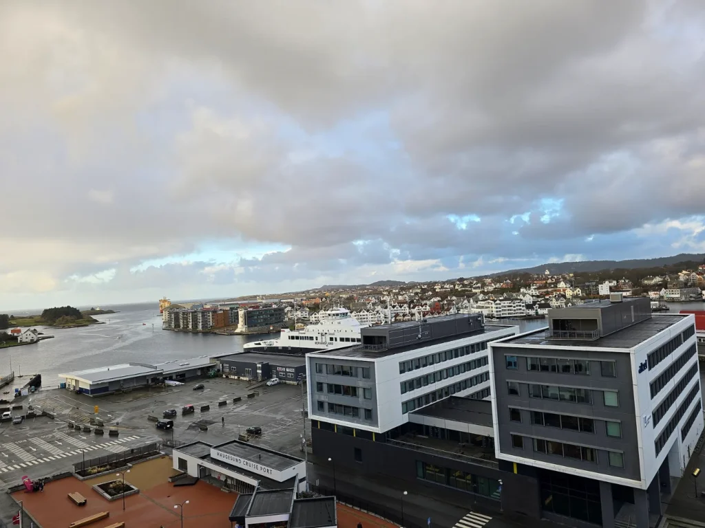 Haugesund Blick von oben auf Haugesund und die Küste