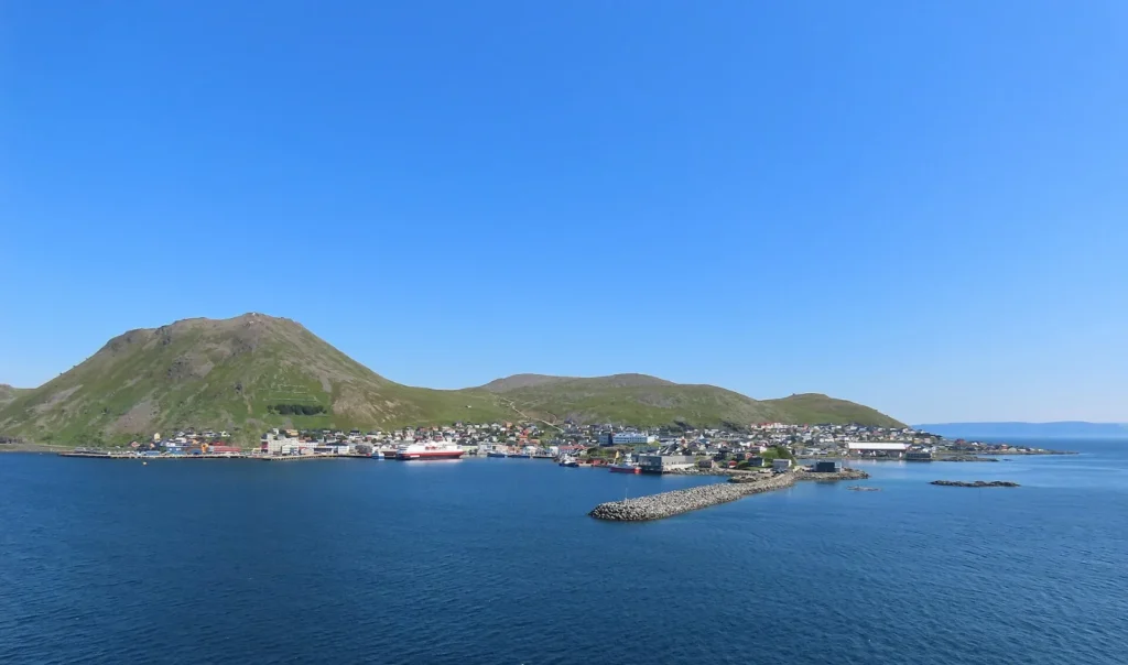 Häuser und Hafen von Honningsvåg