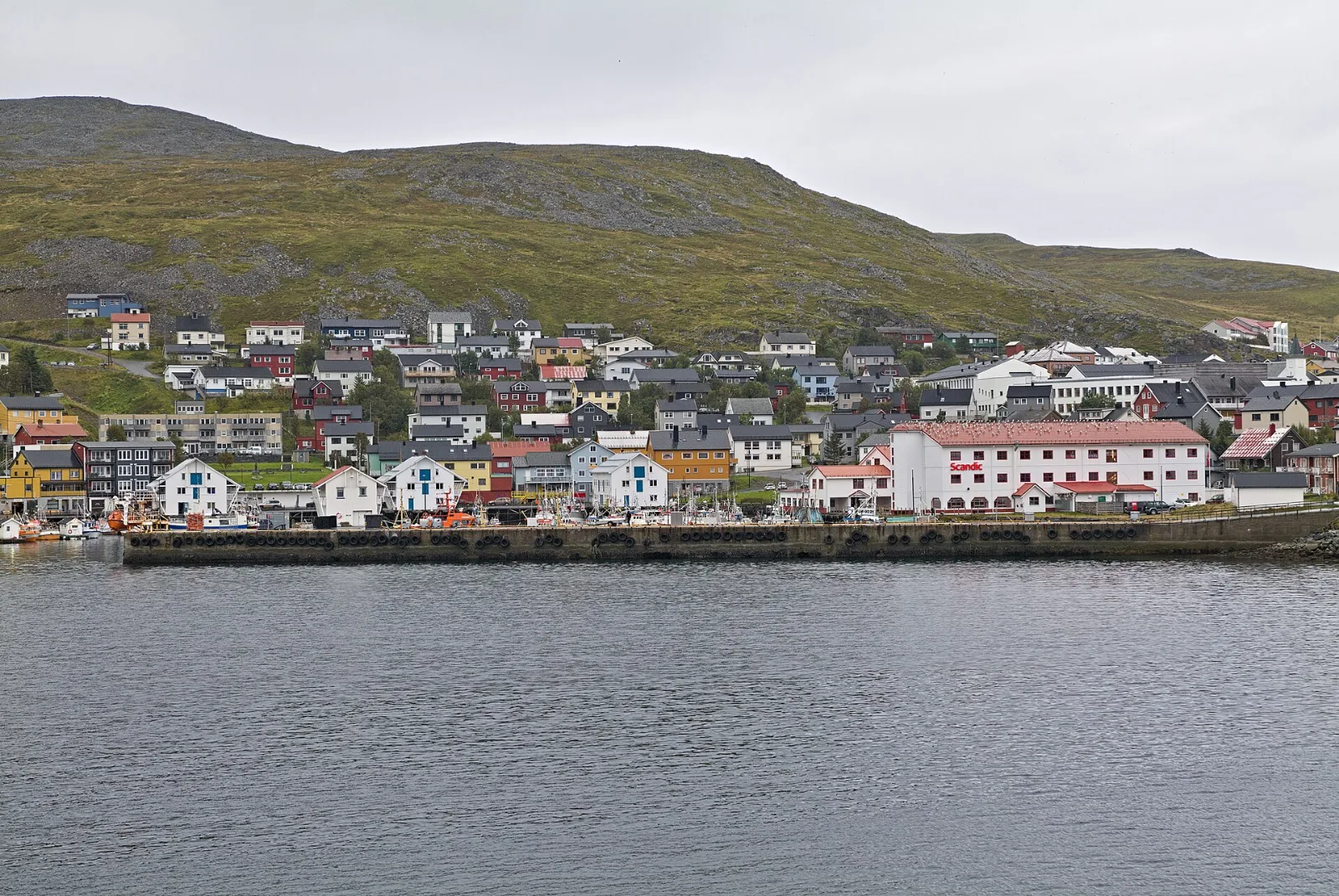 Der Hafen von Honningsvåg vom Schiff aus gesehen
