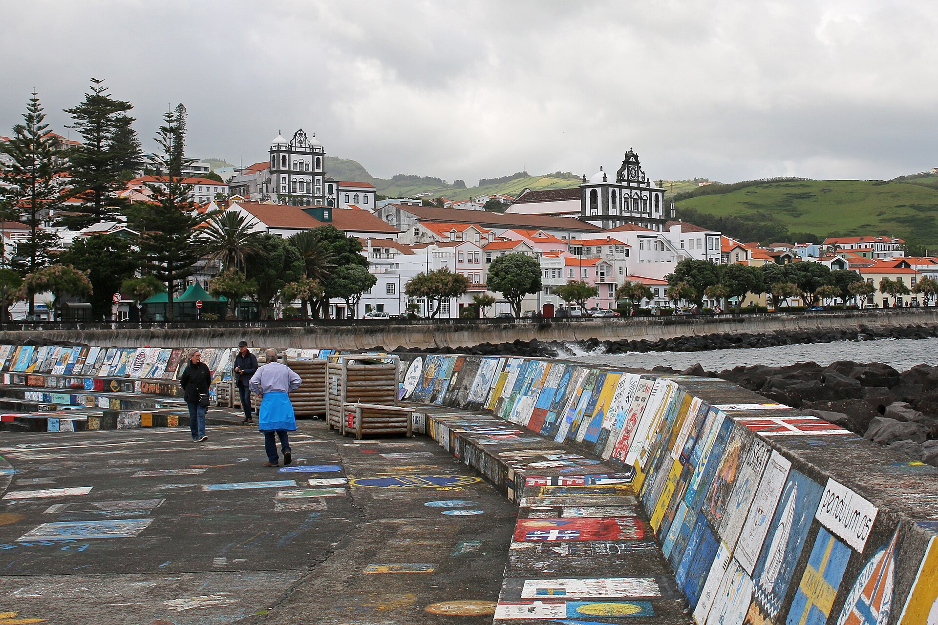 Horta: Hafenführer und Landgang auf Faial Hafen von Horta auf Faial