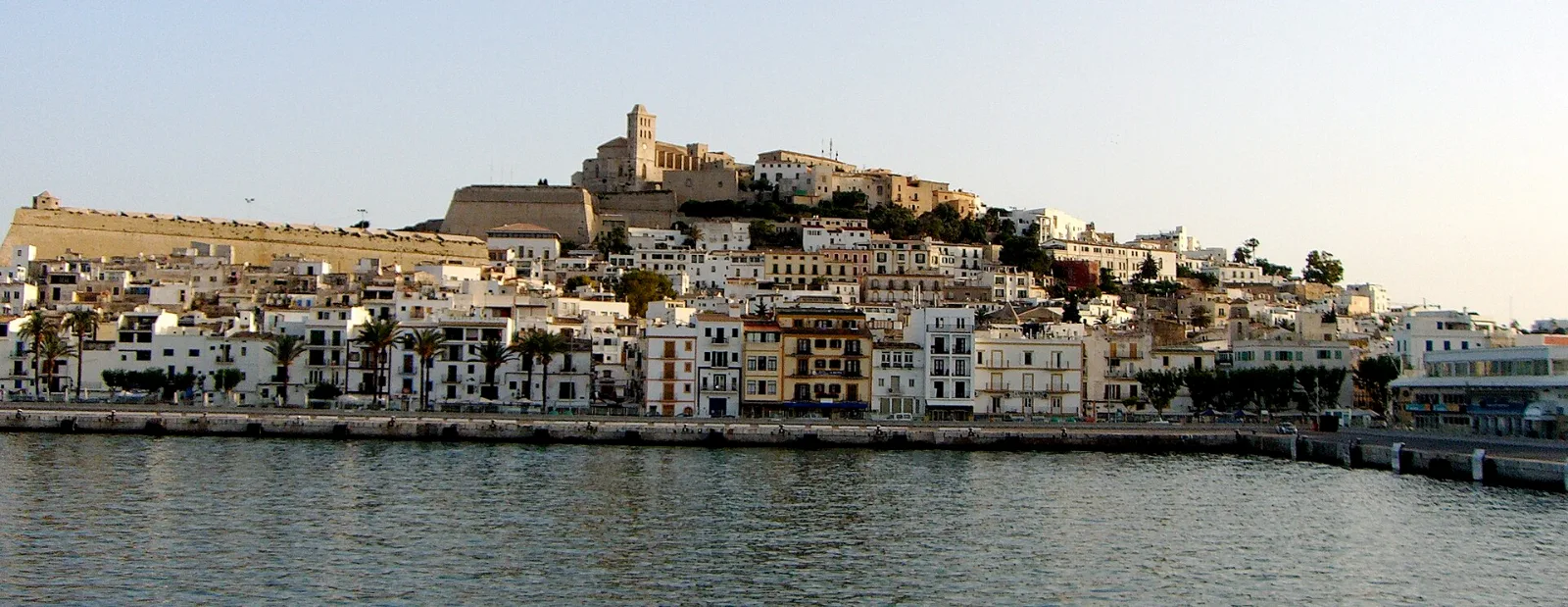 Ibiza Ibiza-Stadt mit Dalt Vila im Sonnenschein