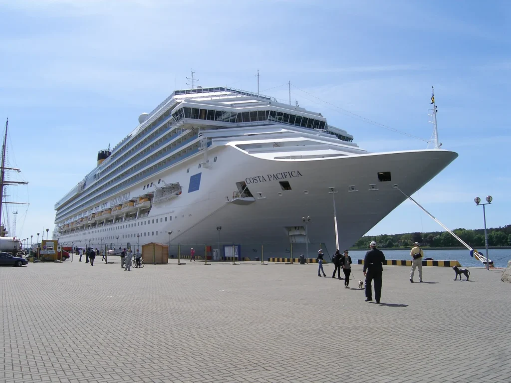 Ein Kreuzfahrtschiff am Terminal in Klaipėda