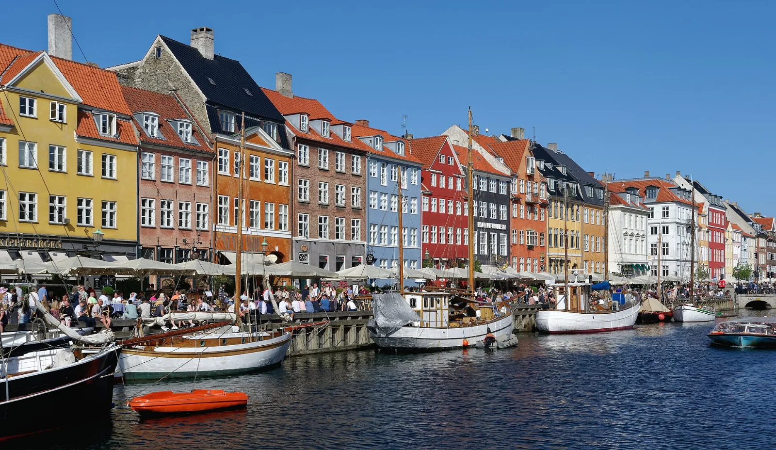 Der Nyhavn in Kopenhagen mit bunten Giebelhäusern