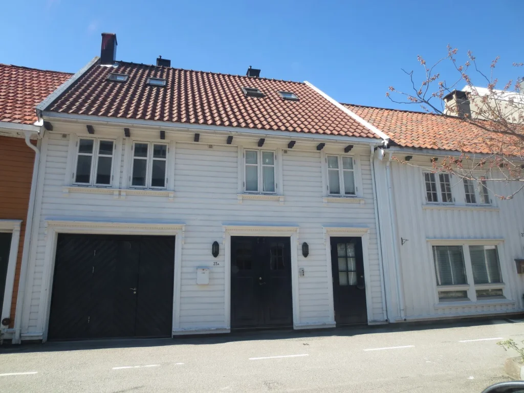 Kristiansand Weiß gestrichenes Holzhaus in der Altstadt Posebyen von Kristiansand