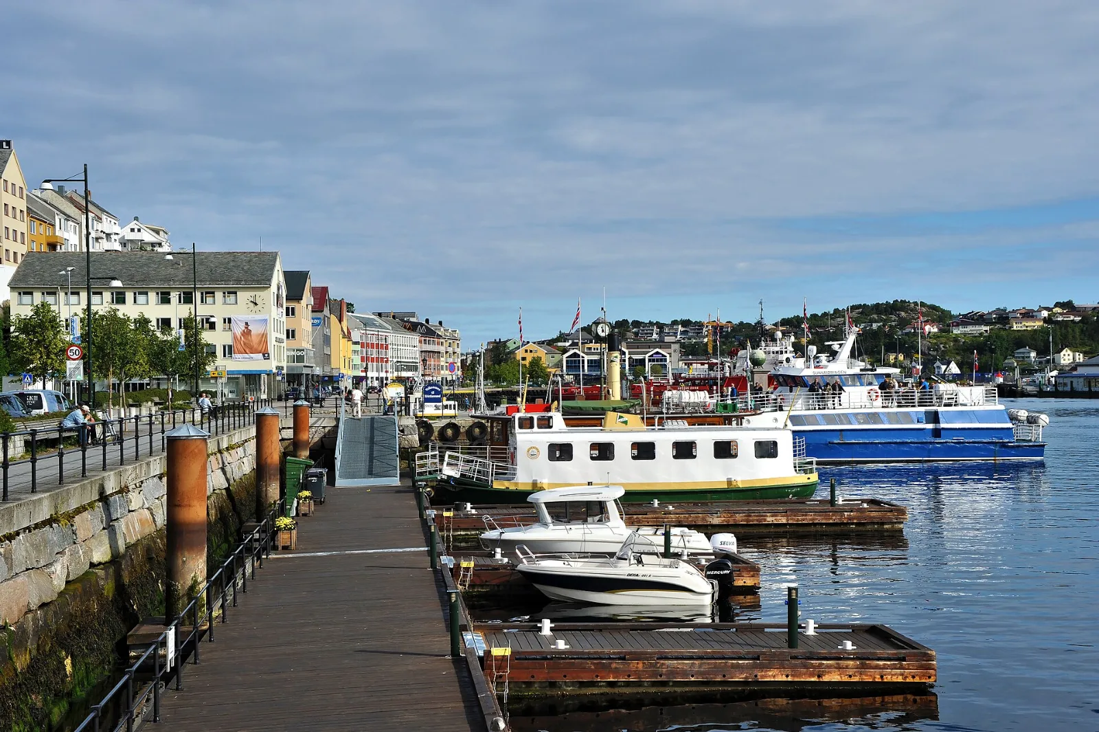 Der Hafen Vågen in Kristiansund mit Blick auf Kirkelandet