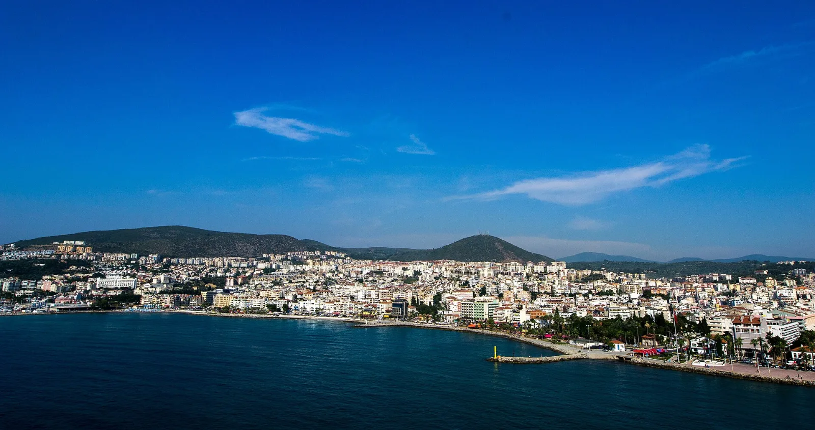 Kuşadası am Meer im Sonnenschein