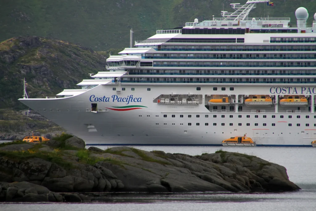Ein Kreuzfahrtschiff in der Bucht vor Leknes