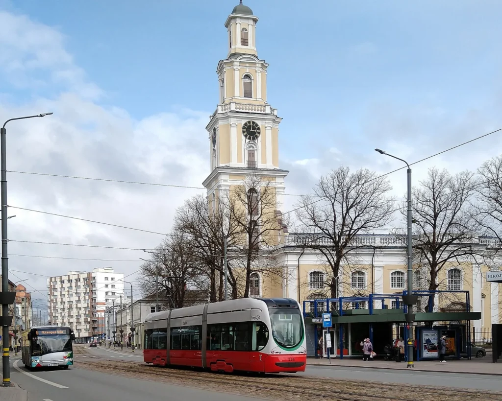 Die Straßenbahn fährt an der Heilige-Dreifaltigkeits-Kathedrale in Liepāja vorbei