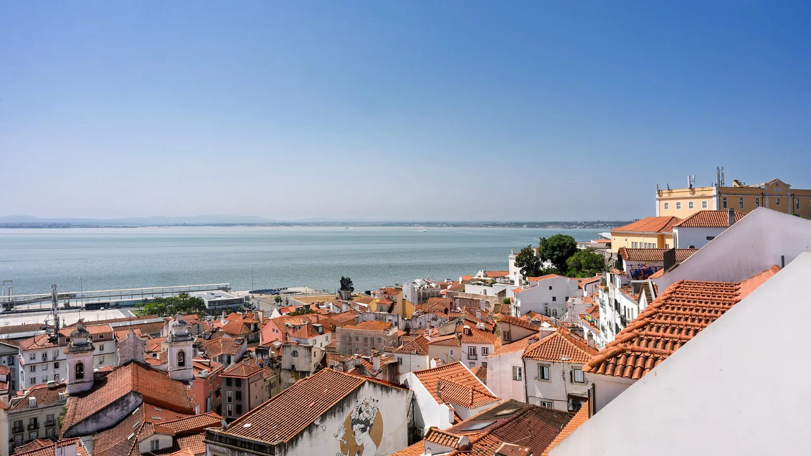 Lissabon Blick über die Dächer der Alfama und den Tejo in Lissabon