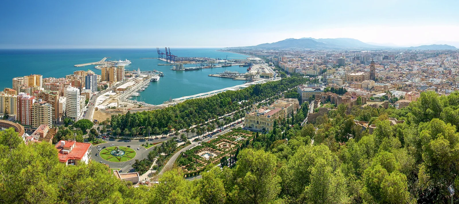 Málaga Málaga mit Hafen und Alcazaba in der Sonne