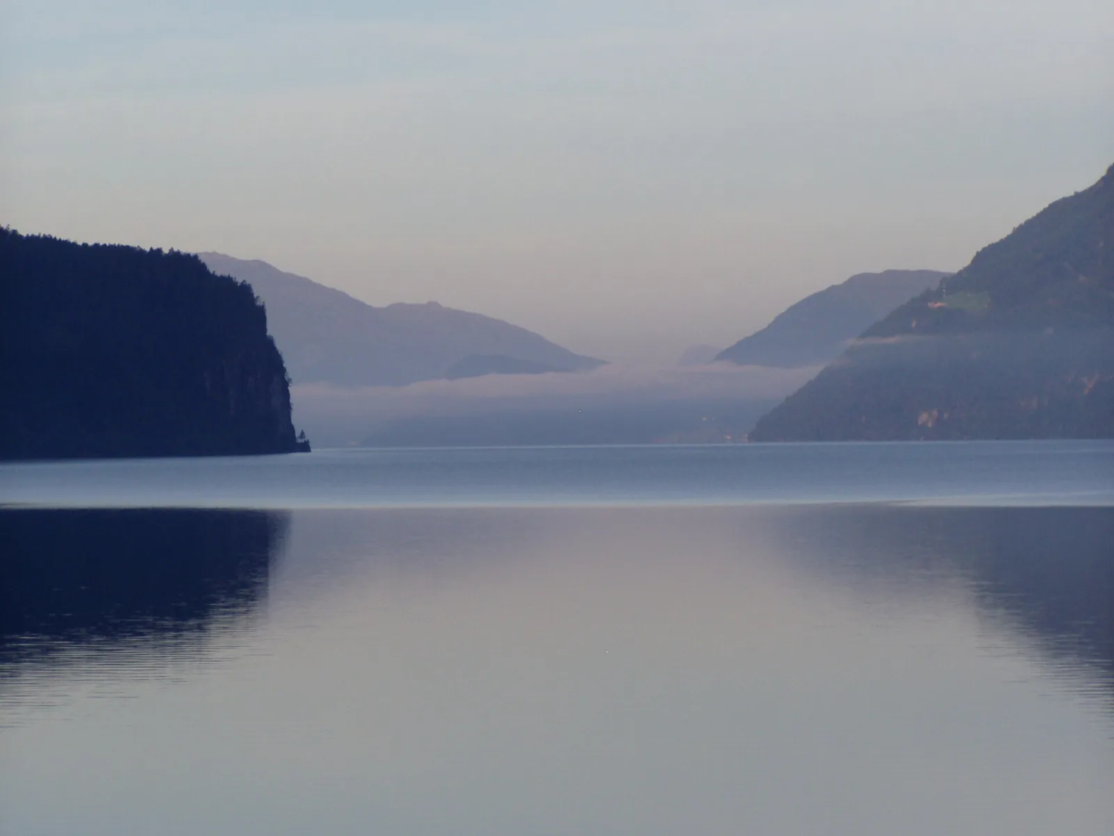 Blick auf Hornindal mit See und Bergen