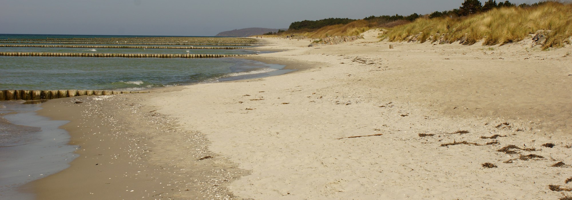 Grömitz Sandstrand mit Wasser an der Ostsee
