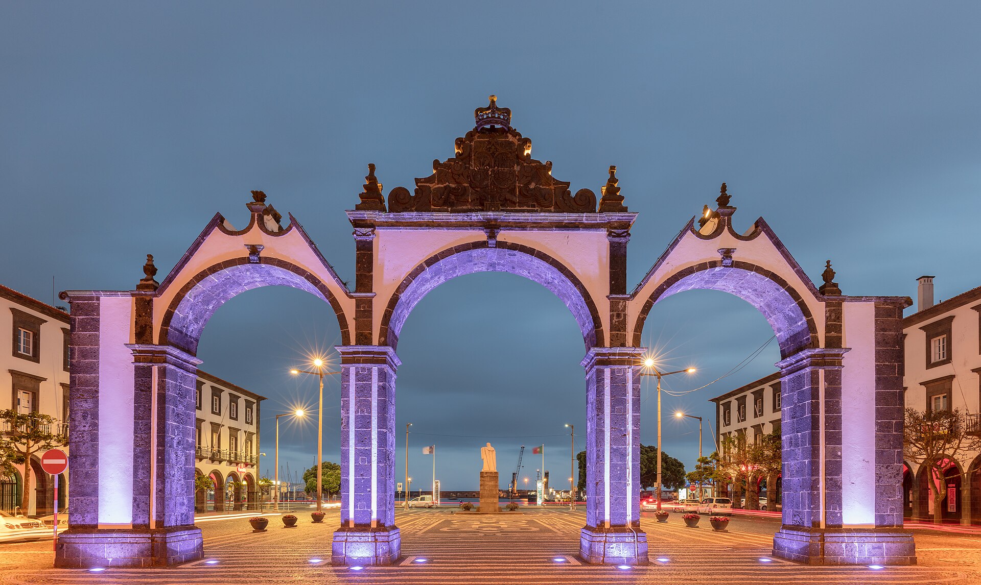 Ponta Delgada: Hafenführer und Landgang auf São Miguel Portas da Cidade in Ponta Delgada auf São Miguel
