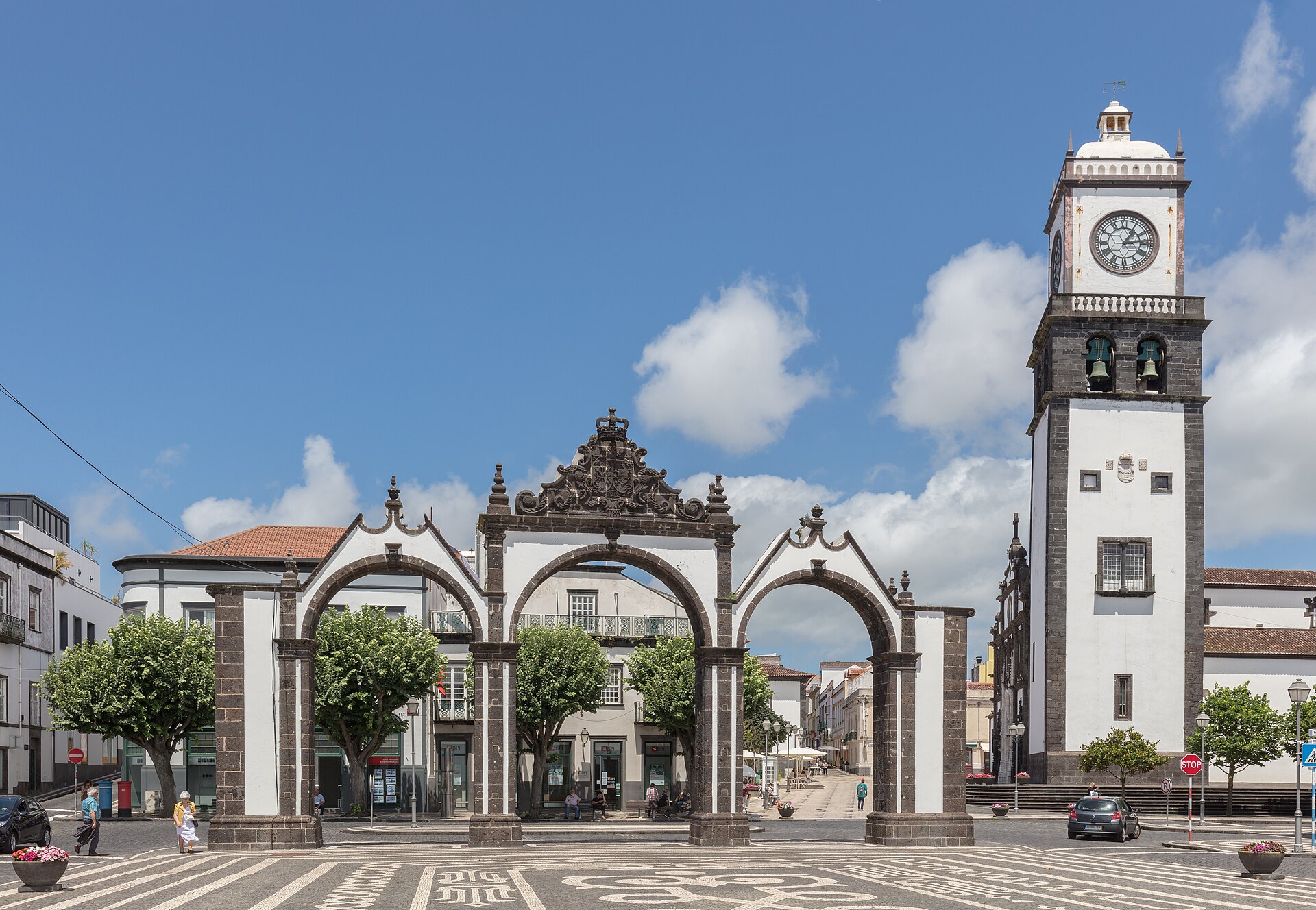 Ponta Delgada: Hafenführer und Landgang auf São Miguel Portas da Cidade in Ponta Delgada