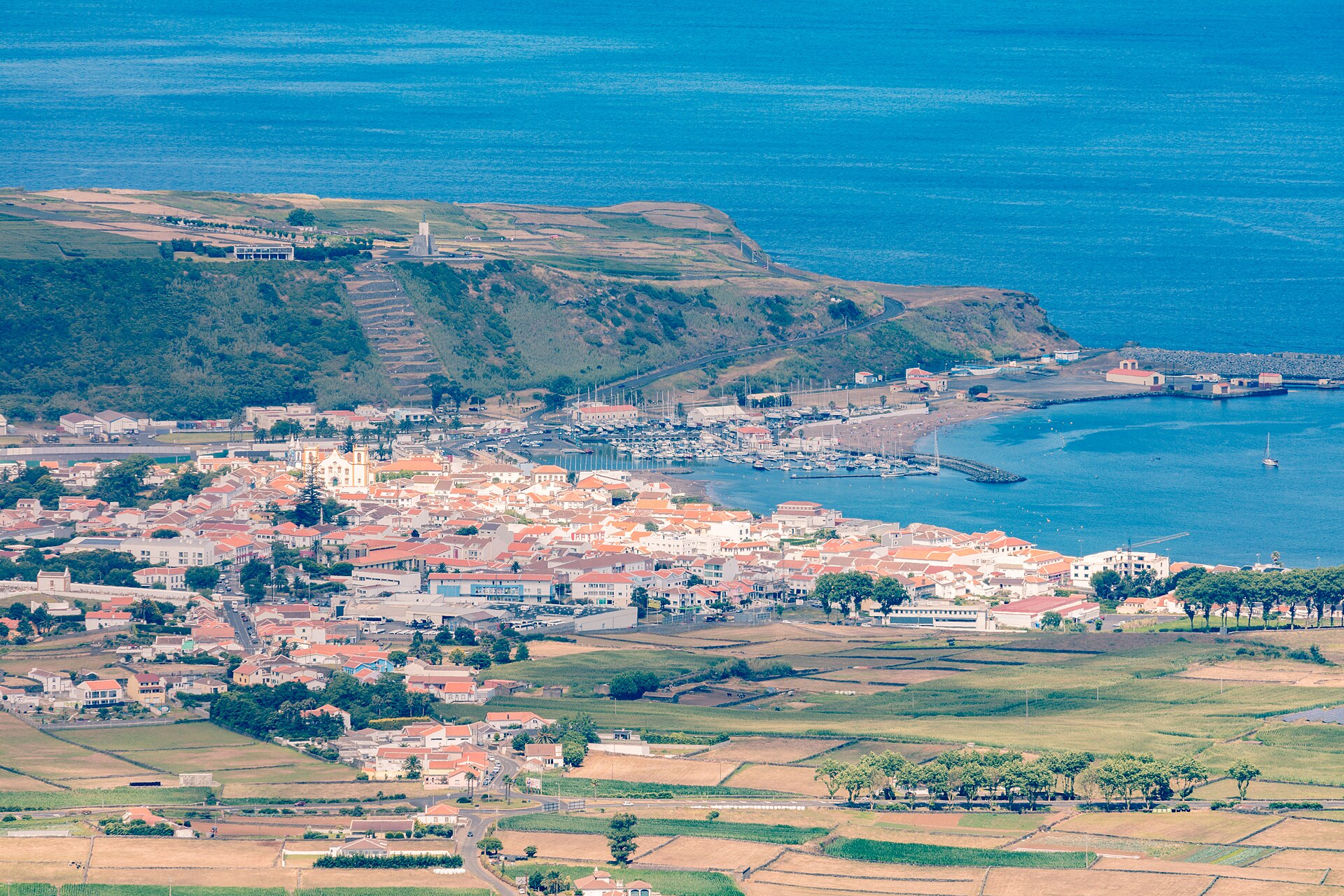 Praia da Vitória: Hafenführer und Landgang auf Terceira Blick auf Praia da Vitória