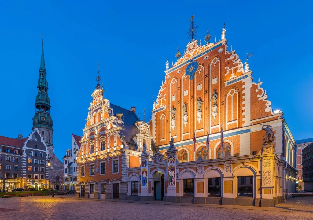 Riga Das Schwarzhäupterhaus und der Turm der Petrikirche in Riga