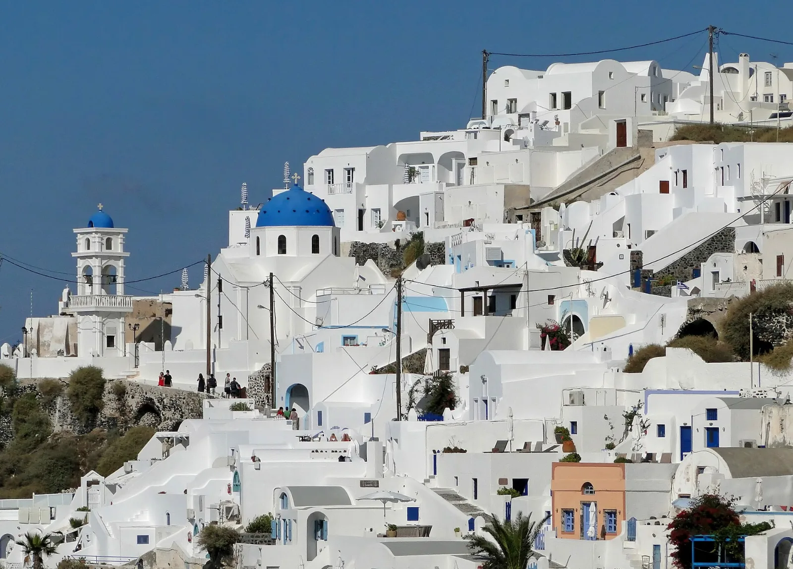 Kreuzfahrt Mittelmeer Weiße Häuser mit blauer Kuppel auf Santorin
