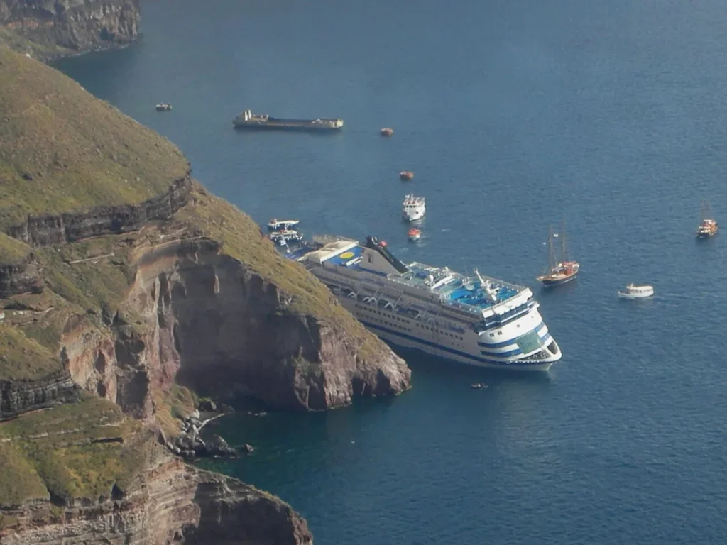 Santorin Kreuzfahrtschiffe in der Caldera von Santorin