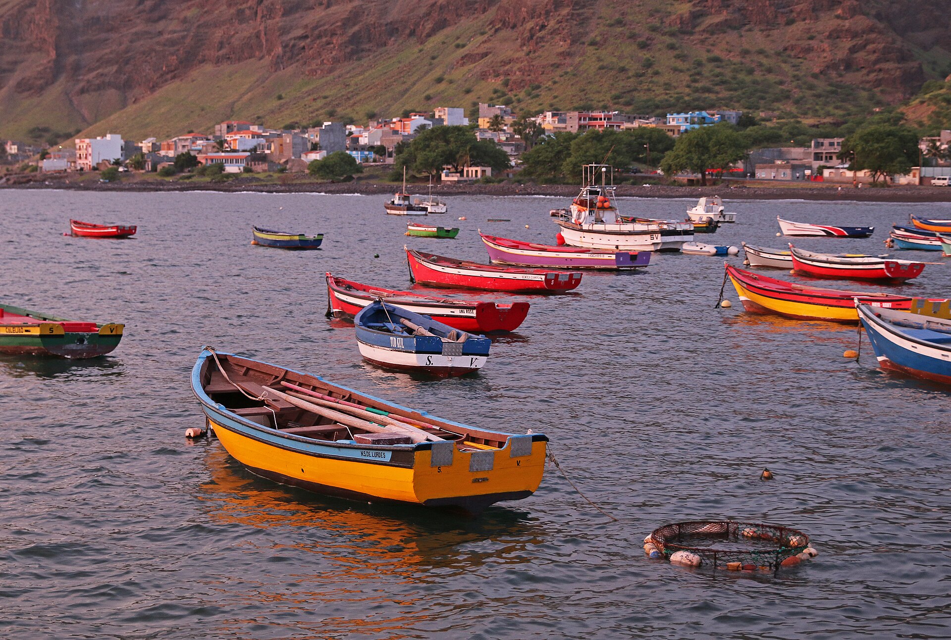 São Nicolau: Insel-Guide Fischerboote in Tarrafal auf São Nicolau