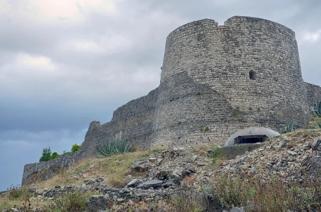 Saranda (Albanien) Burg Lekuresi in Saranda (Albanien)