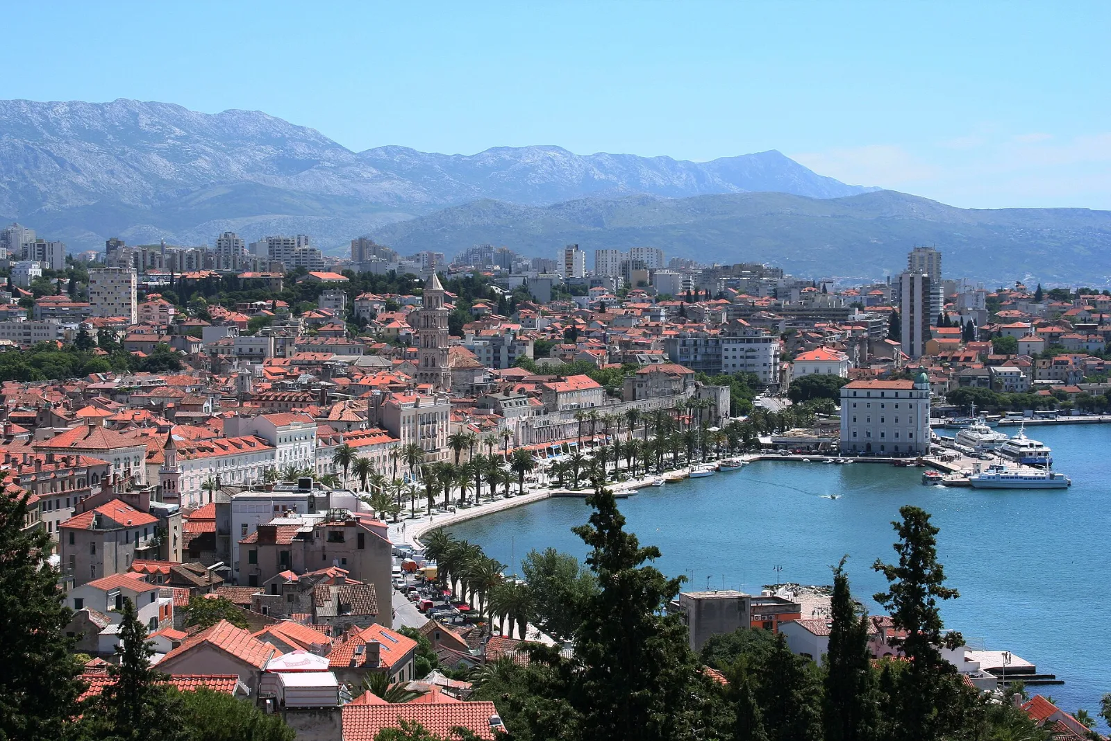 Split (Kroatien) Altstadt von Split und Hafen aus der Luft