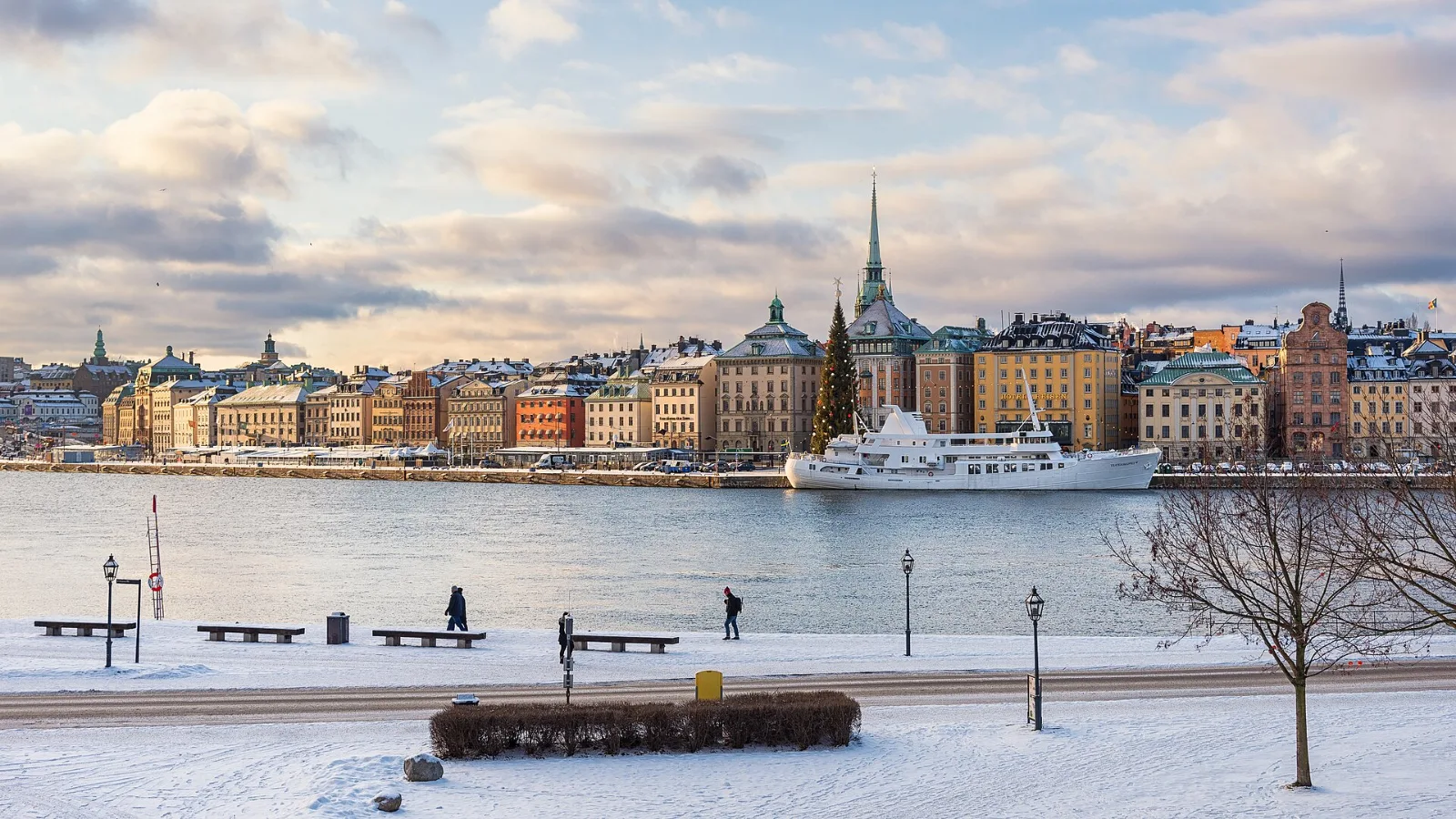 Gamla Stan, die Altstadt von Stockholm, vom Wasser aus gesehen