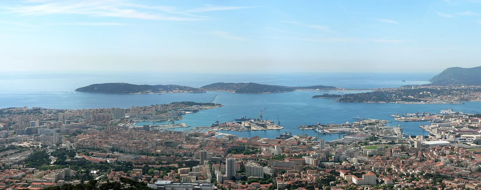 Toulon mit Hafen und Reede aus der Luft