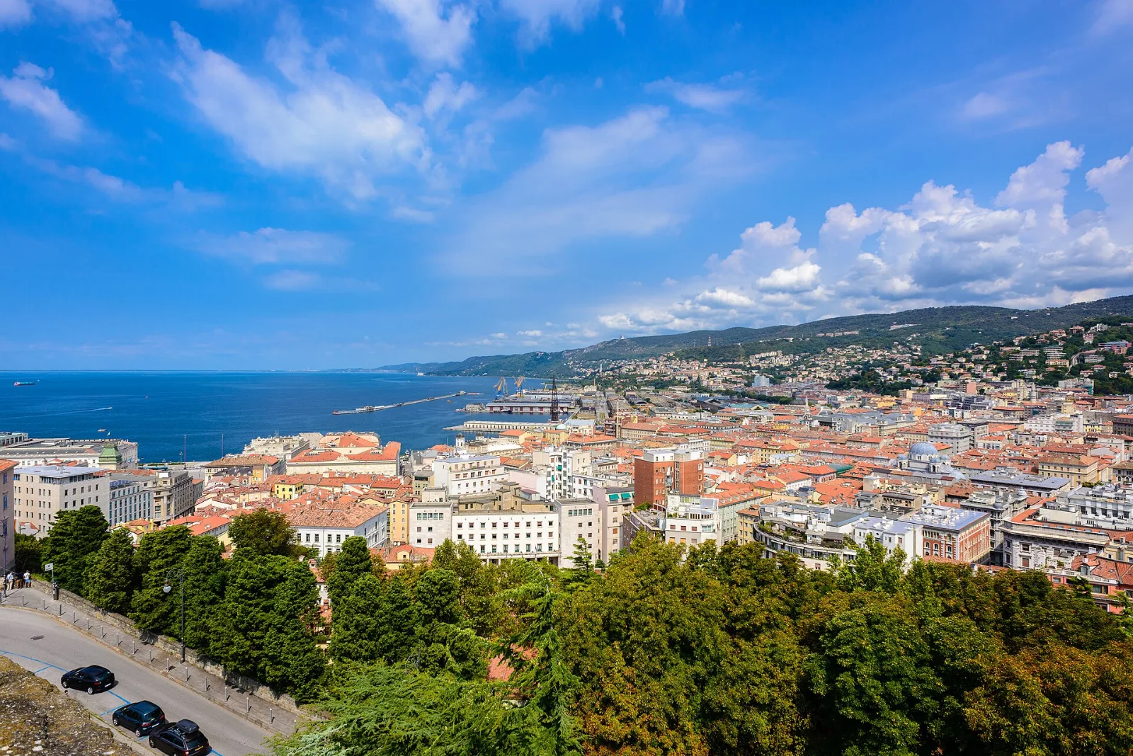Triest Blick auf Triest und die Adria im Sonnenschein