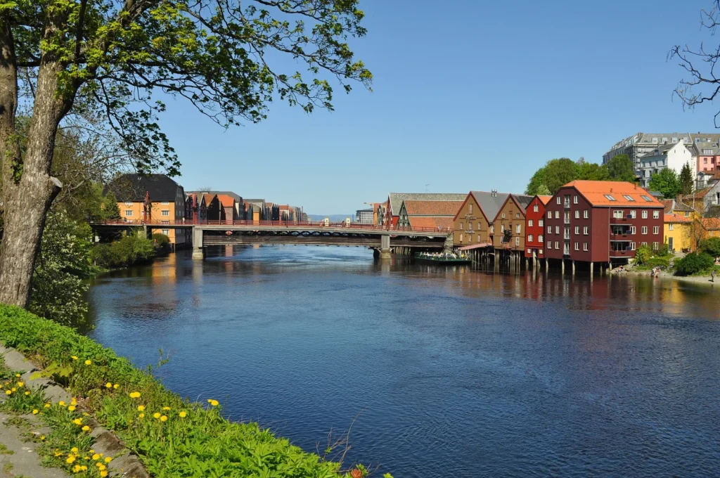 Häuser am Fluss Nidelva in Trondheim